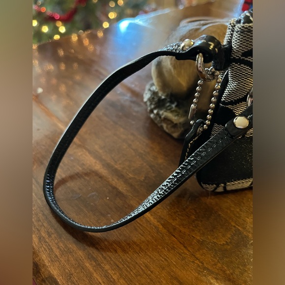 New w/out tags Coach wristlet - Picture 4 of 7